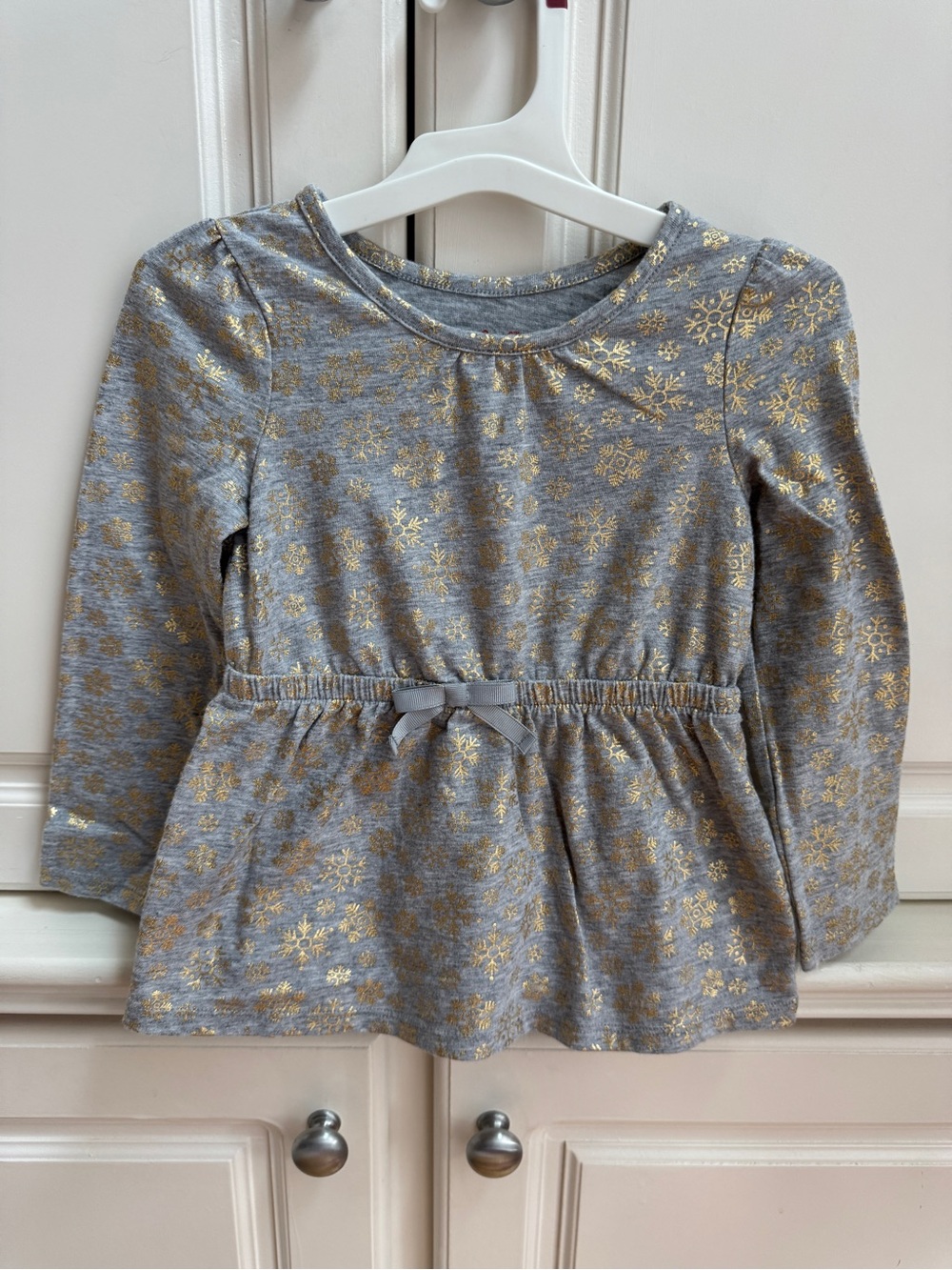 Cat & Jack Grey Swing Long Sleeve Shirt with Gold Snowflakes 3T